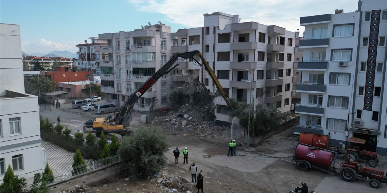 Adana'da güçlendirme başvurusu yapılmayan orta hasarlı binaların yıkımı sürüyor