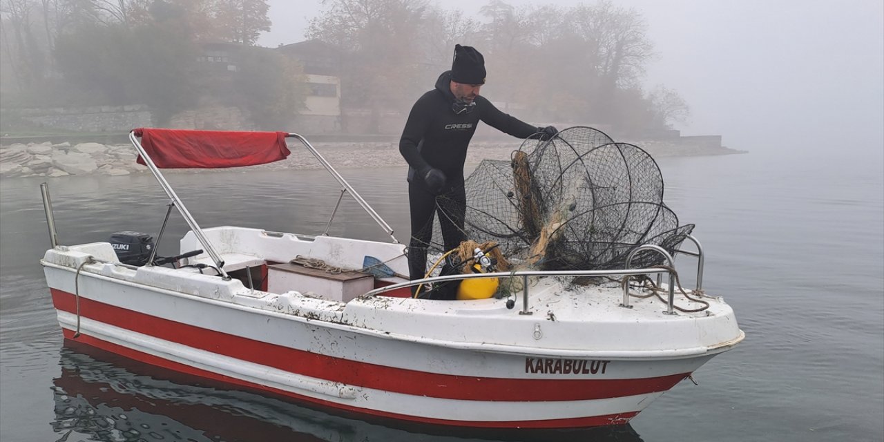 Sapanca Gölü "hayalet ağ"lardan temizleniyor