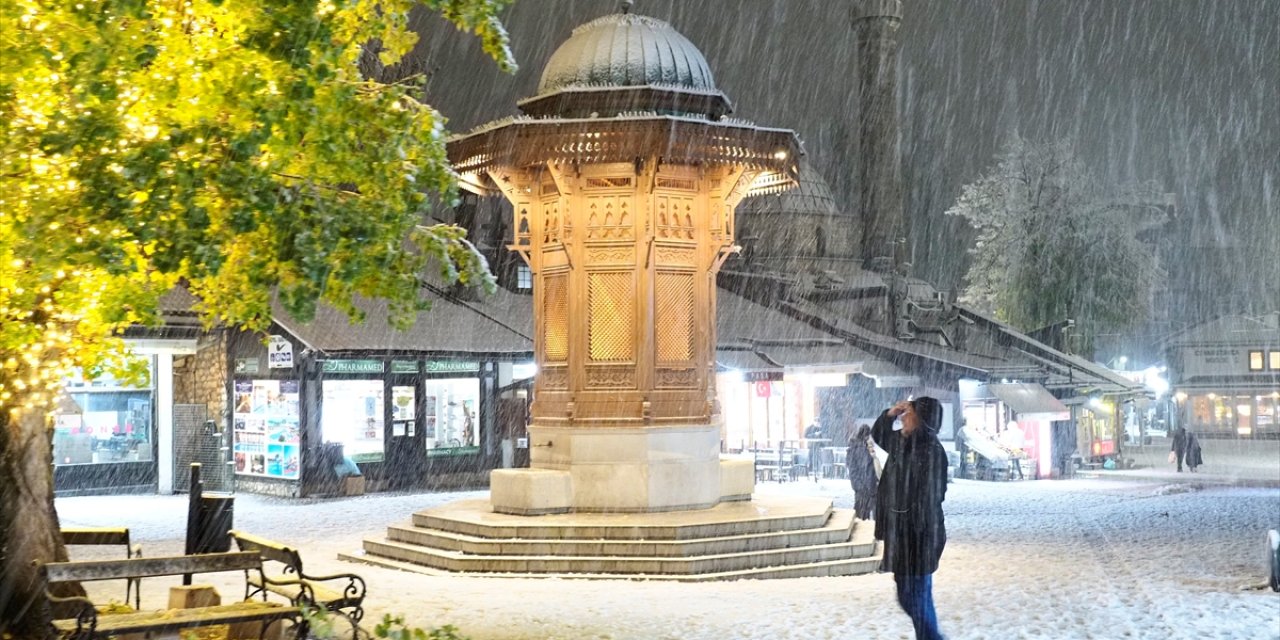 Bosna Hersek'in başkenti Saraybosna'da kar etkili oldu