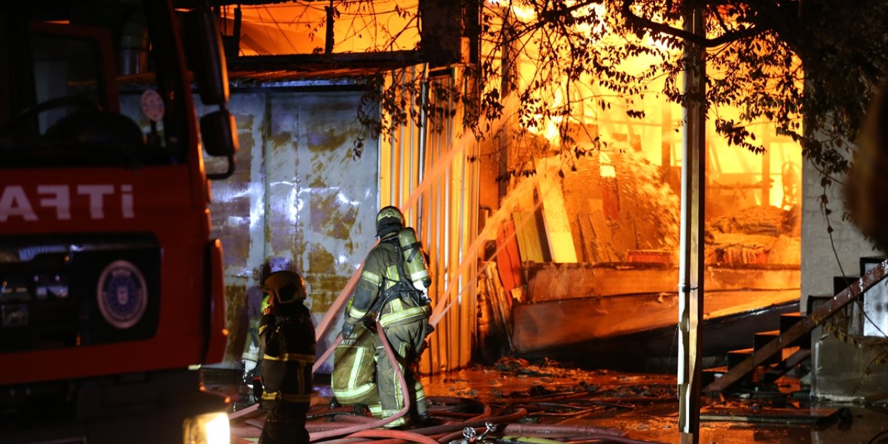 GÜNCELLEME - Bursa'da mobilya imalathanesinde çıkan yangın söndürüldü