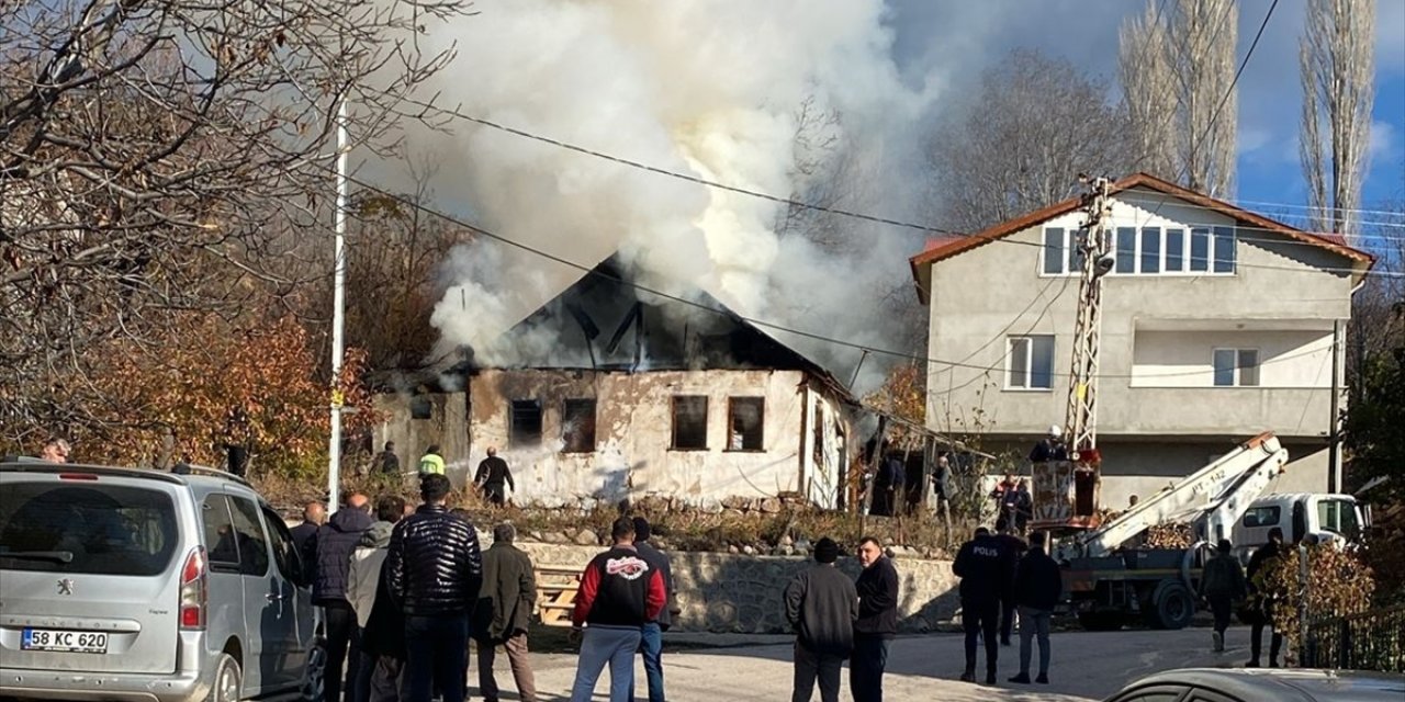 Sivas'ta ahşap evde çıkan yangın söndürüldü