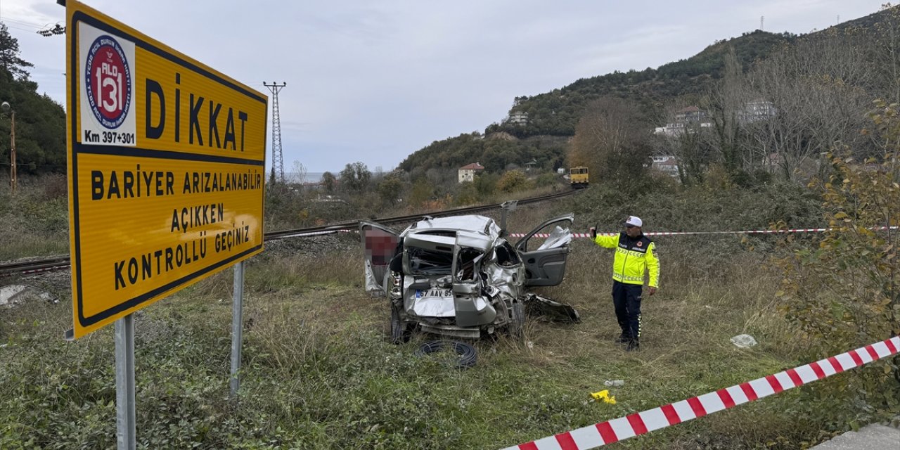 Zonguldak'ta trenin çarptığı hafif ticari araçtaki 2 kişi yaralandı