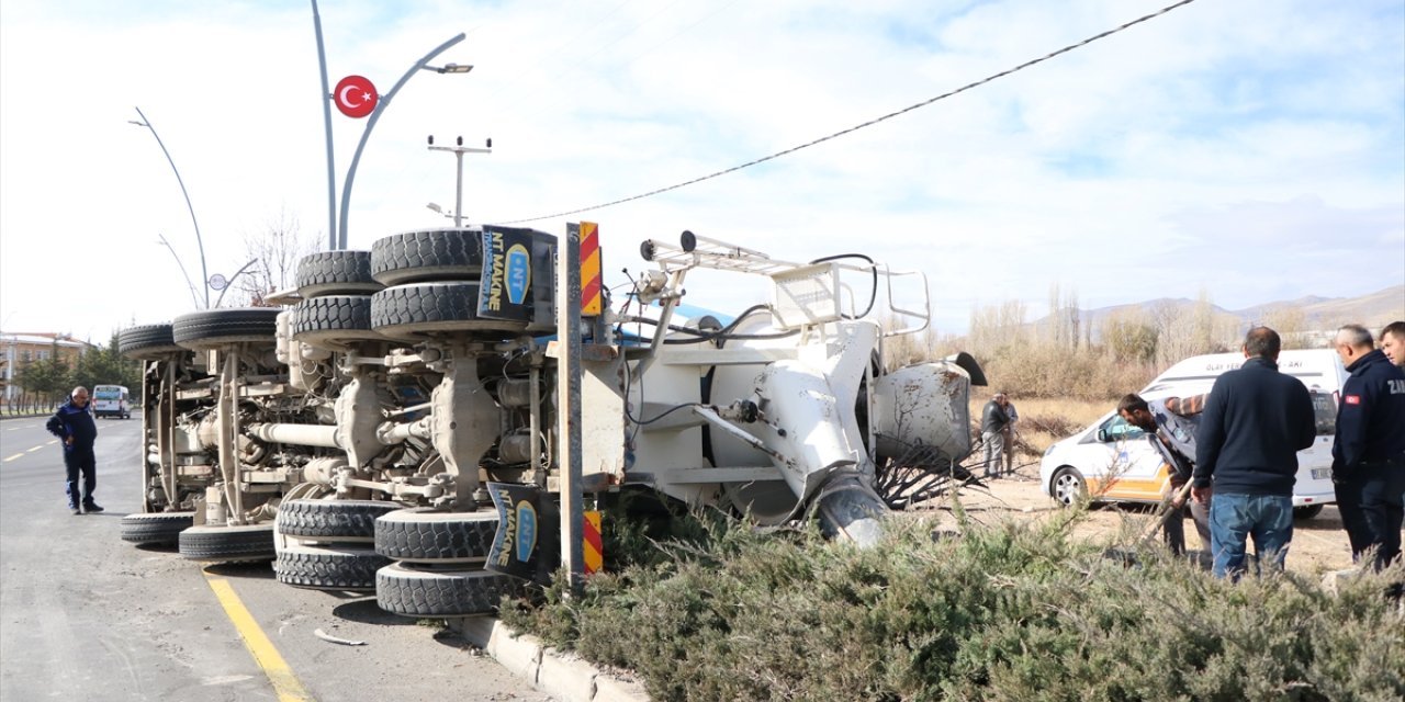 Niğde'de devrilen beton mikserindeki 2 kişi yaralandı