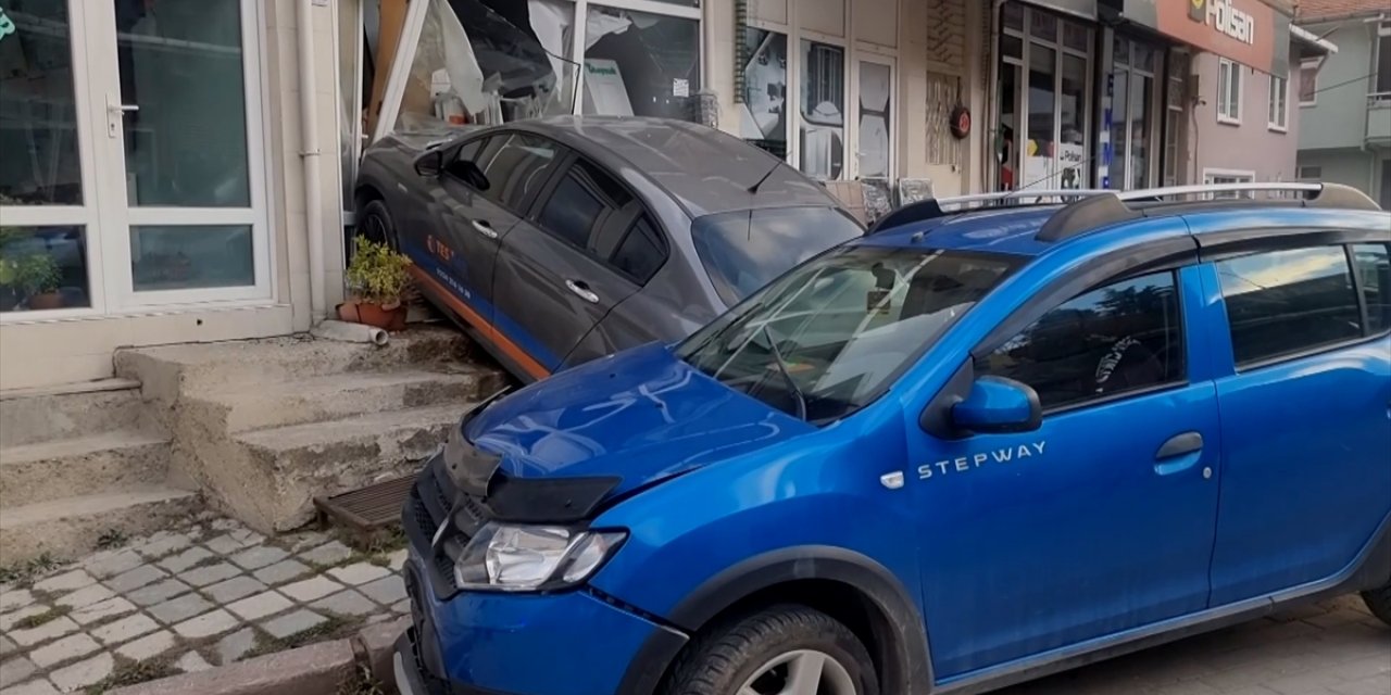 Kütahya'da otomobilin çarptığı kişinin yaralandığı anlar güvenlik kamerasında