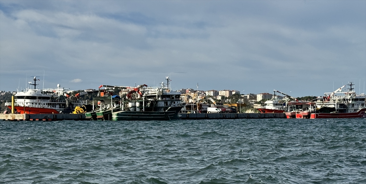 Karadeniz'de fırtına uyarısı sonrası balıkçılar Sinop Limanı'na sığındı