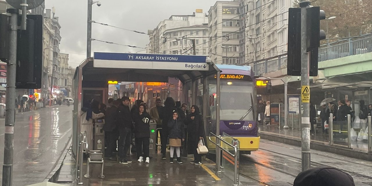 İstanbul'da yağış nedeniyle toplu ulaşımda aksamalar yaşanıyor