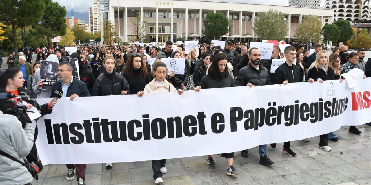 Arnavutluk'ta akran şiddeti karşıtı protesto düzenlendi