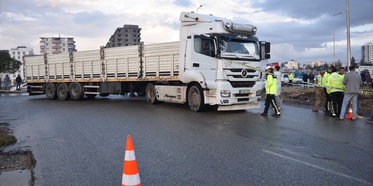 Şanlıurfa'da tırın çarptığı elektrikli bisikletin sürücüsü öğretmen öldü