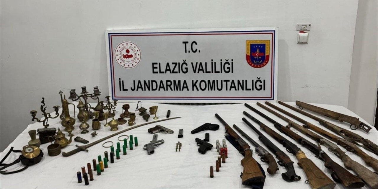 Elazığ'da 12 ruhsatsız silah ve tarihi eser niteliğinde 30 obje ele geçirildi