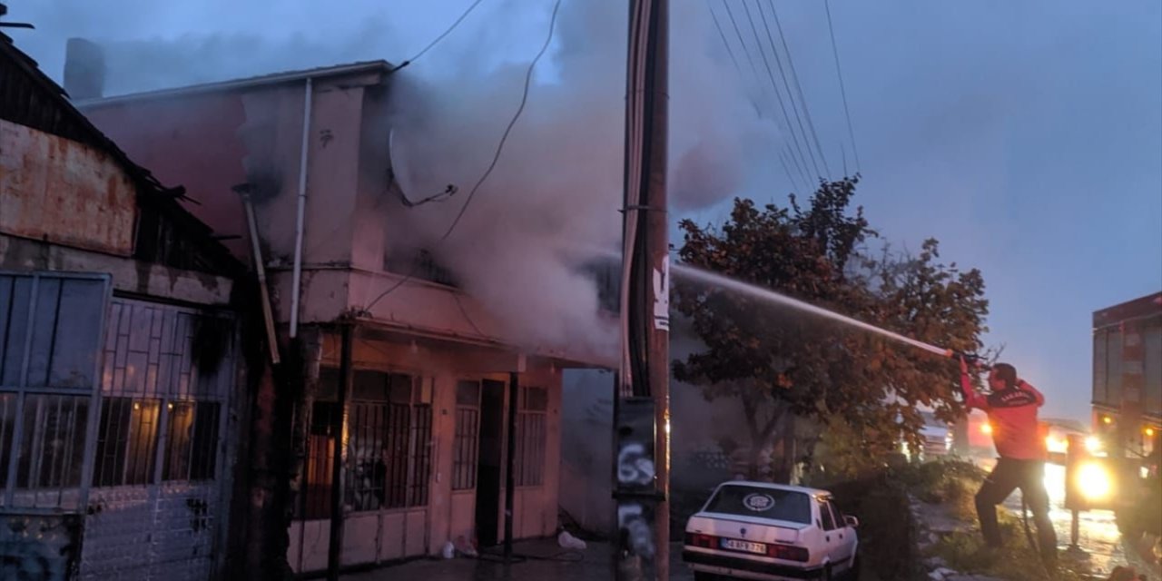 Sakarya'da evinde yangın çıkan çocuk hafif yaralandı