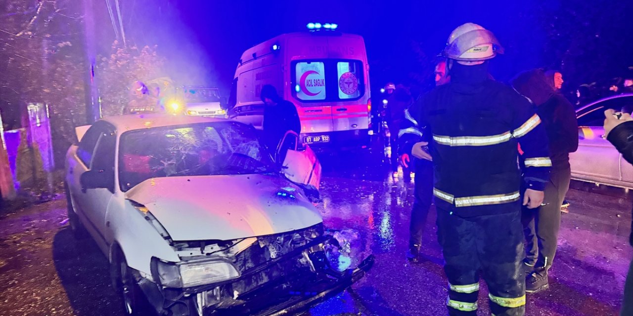 Düzce'de üç otomobilin karıştığı trafik kazasında 3 kişi yaralandı