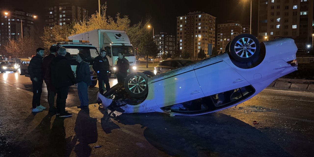 Kayseri'de 3 otomobilin karıştığı trafik kazasında 4 kişi yaralandı