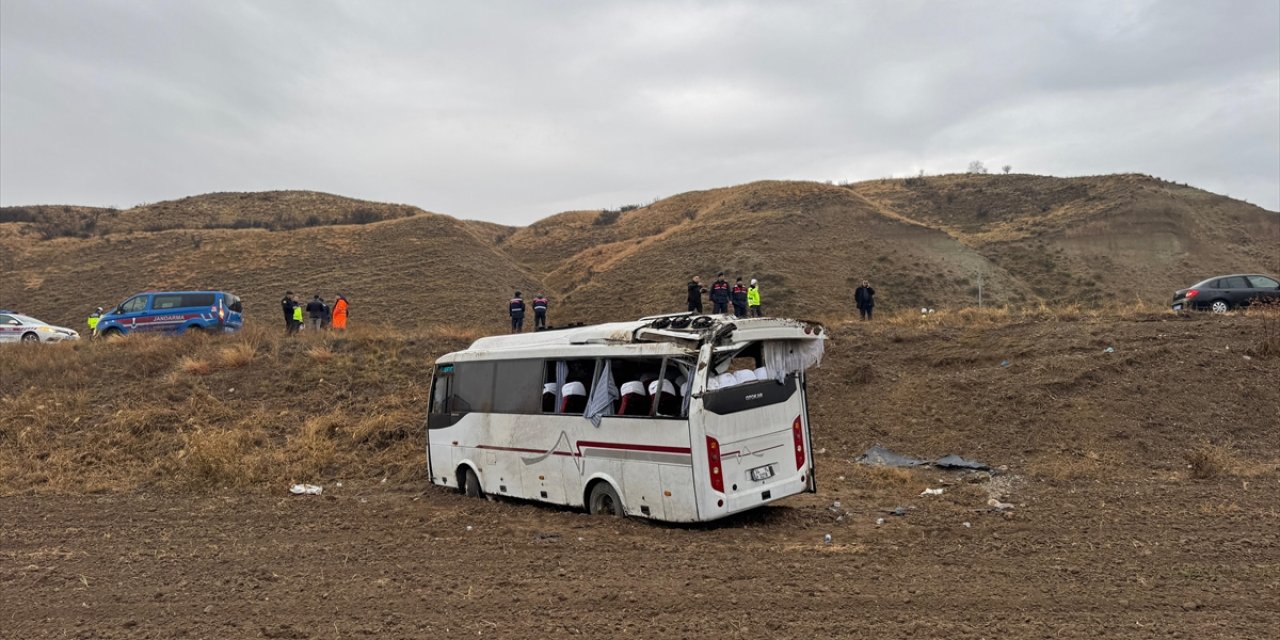 Çankırı'da cenazeye gidenlerin bulunduğu midibüs devrildi, 29 kişi yaralandı