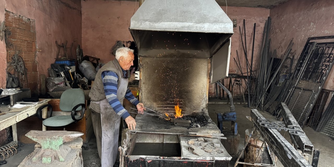 Salih usta 68 yıldır ateş başında demir dövüyor