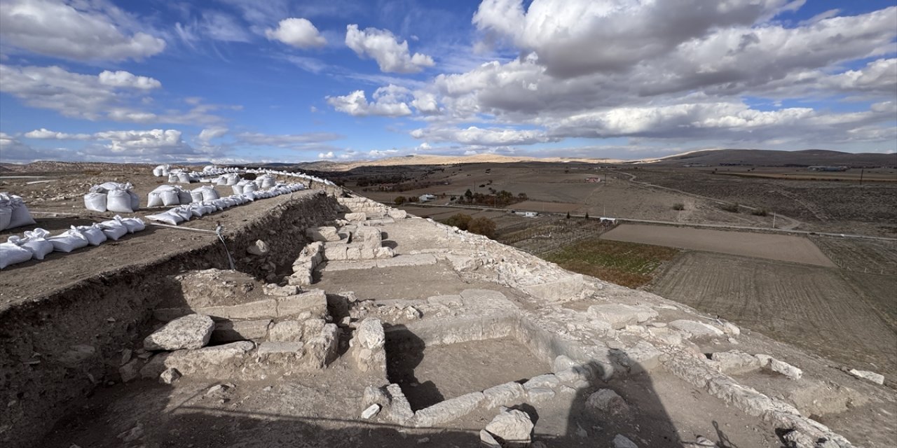 Antik höyükteki "Listra Kilisesi" gün yüzüne çıkarılıyor