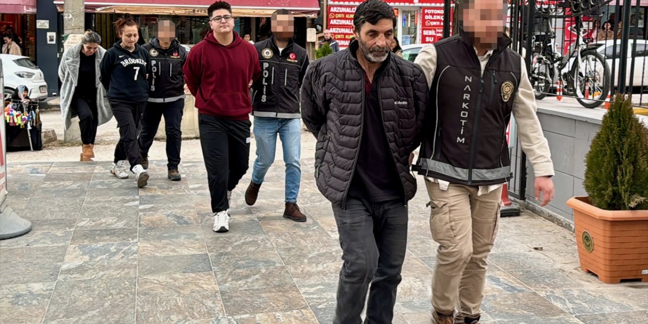 Eskişehir'deki polis baskınında şüphelinin uyuşturucu dolu poşeti balkondan attığı anlar dronla görüntülendi