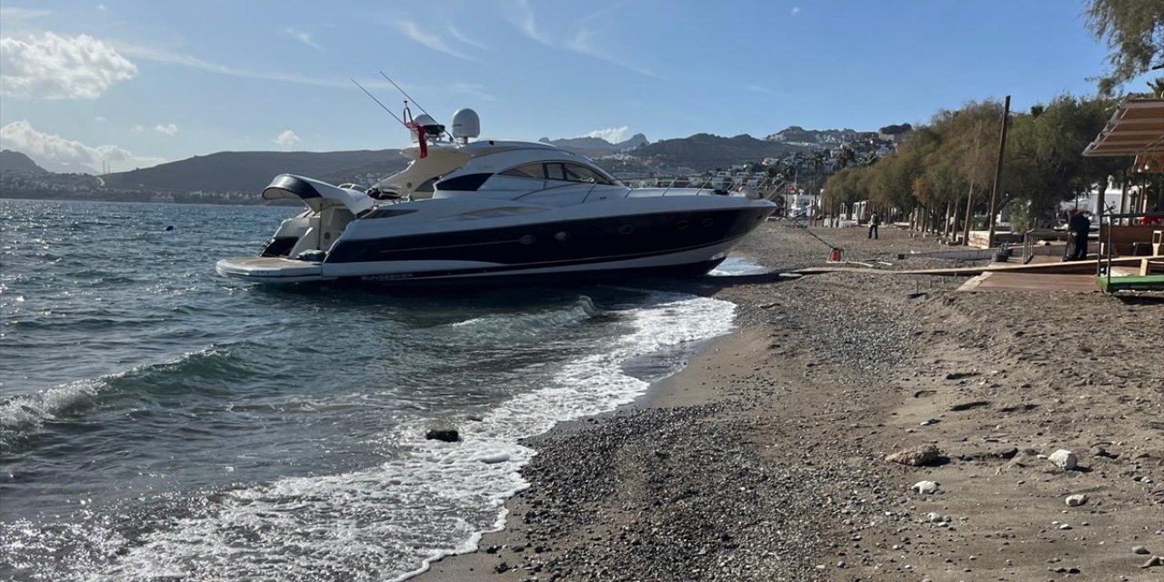 Bodrum'da açıkta demirli yat rüzgar nedeniyle karaya sürüklendi