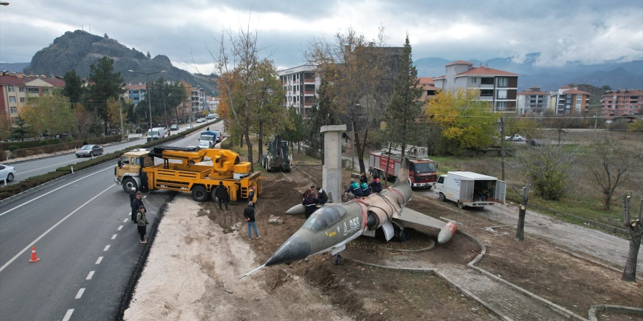 Çorum'un Osmancık ilçesinde 1994'ten beri sergilenen anıt uçak yeni yerine taşındı