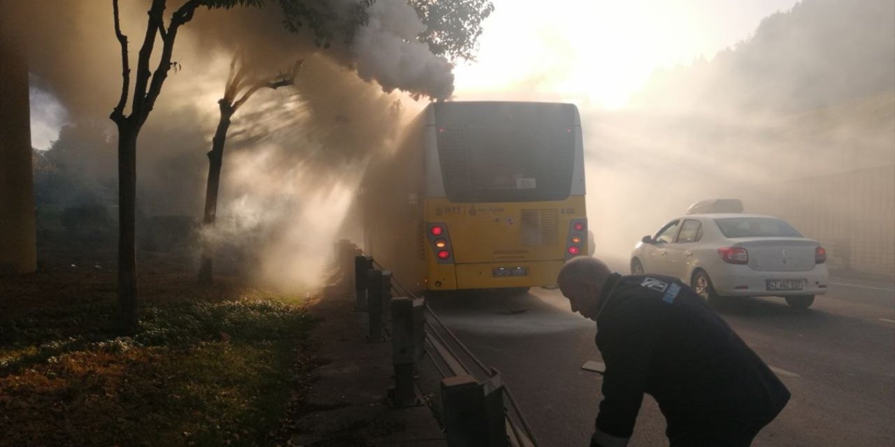 Şişli'de yolcusu bulunmayan İETT otobüsünde çıkan yangın söndürüldü