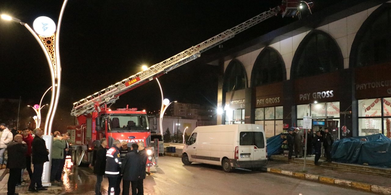 Yozgat Hal ve İş Merkezi'nin çatısında çıkan yangın söndürüldü