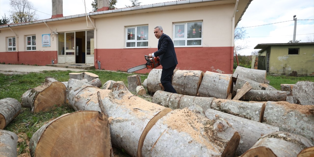 "Muharrem öğretmen" köy okulundaki sobaları yakıp öğrencilerini ıhlamurla karşılıyor