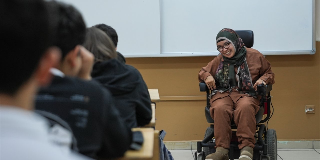 Serebral palsili öğretmen engelli öğrencisinin Çanakkale'yi görme hayalini gerçeğe dönüştürdü