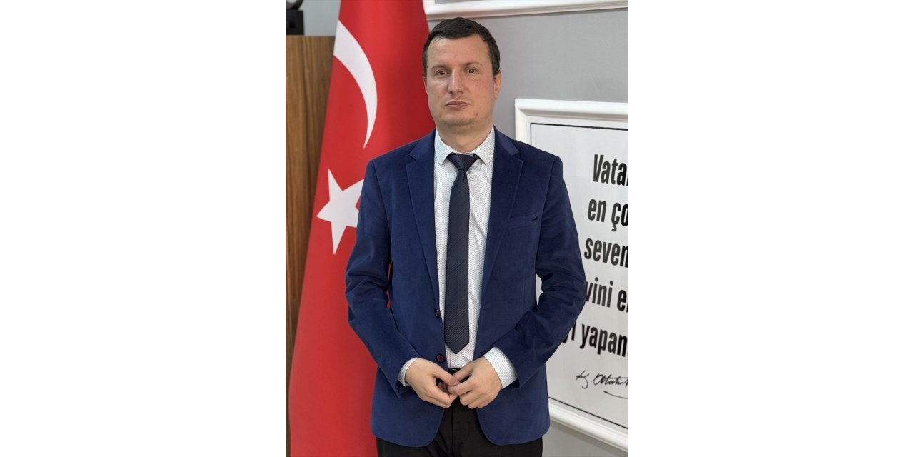 Görme engelli Ömer öğretmen, hayalindeki mesleğiyle öğrencilerine rehberlik ediyor