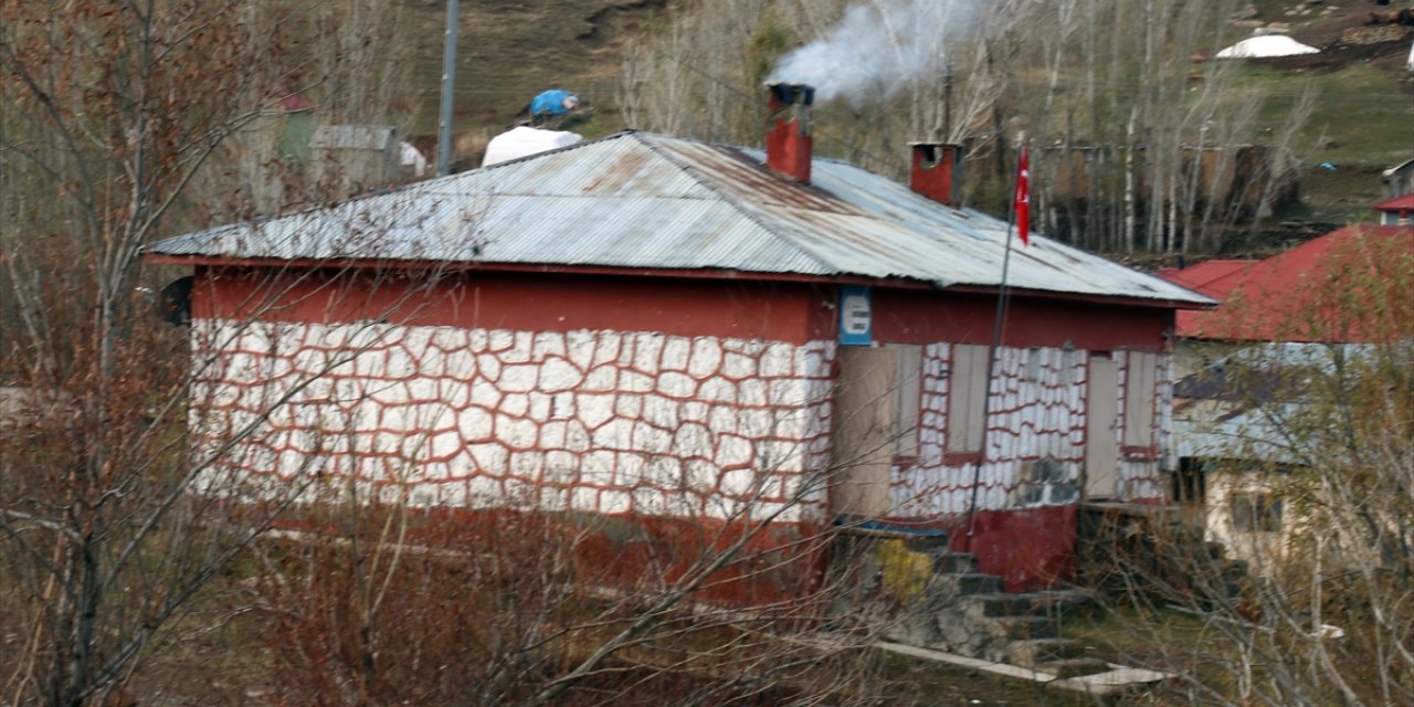 Köyün tek öğretmeni çocukları geleceğe hazırlıyor