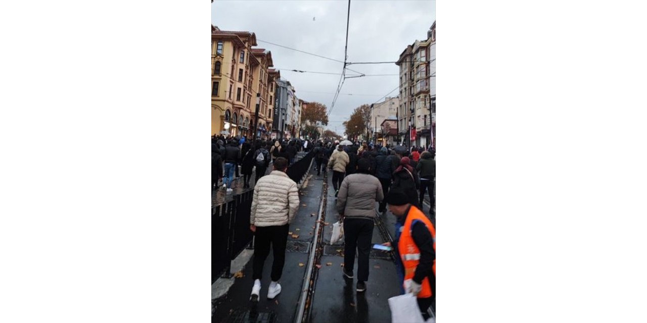 İstanbul'da tramvay arızalanınca yolcular raylarda yürümek zorunda kaldı