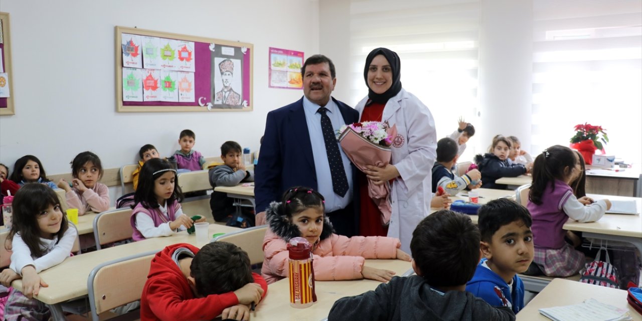 Ağrı'da kızıyla aynı okulda öğretmenlik yapan baba, vedaya hazırlanıyor