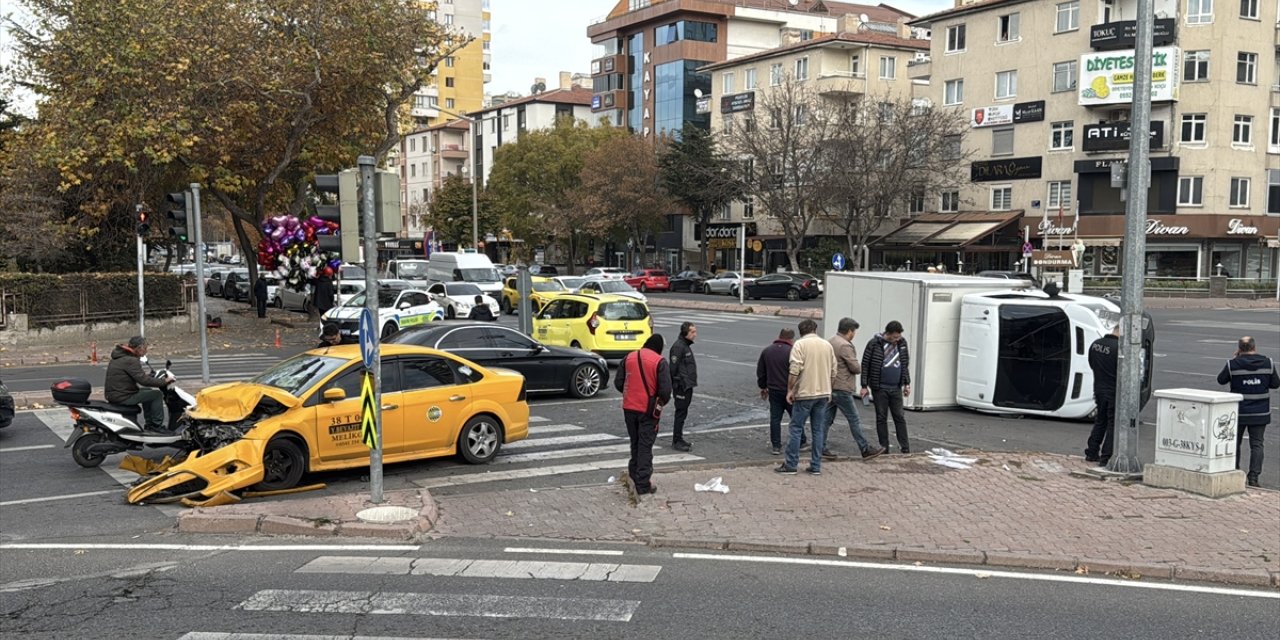 Kayseri'de taksi ile kamyonetin çarpışması sonucu 6 kişi yaralandı