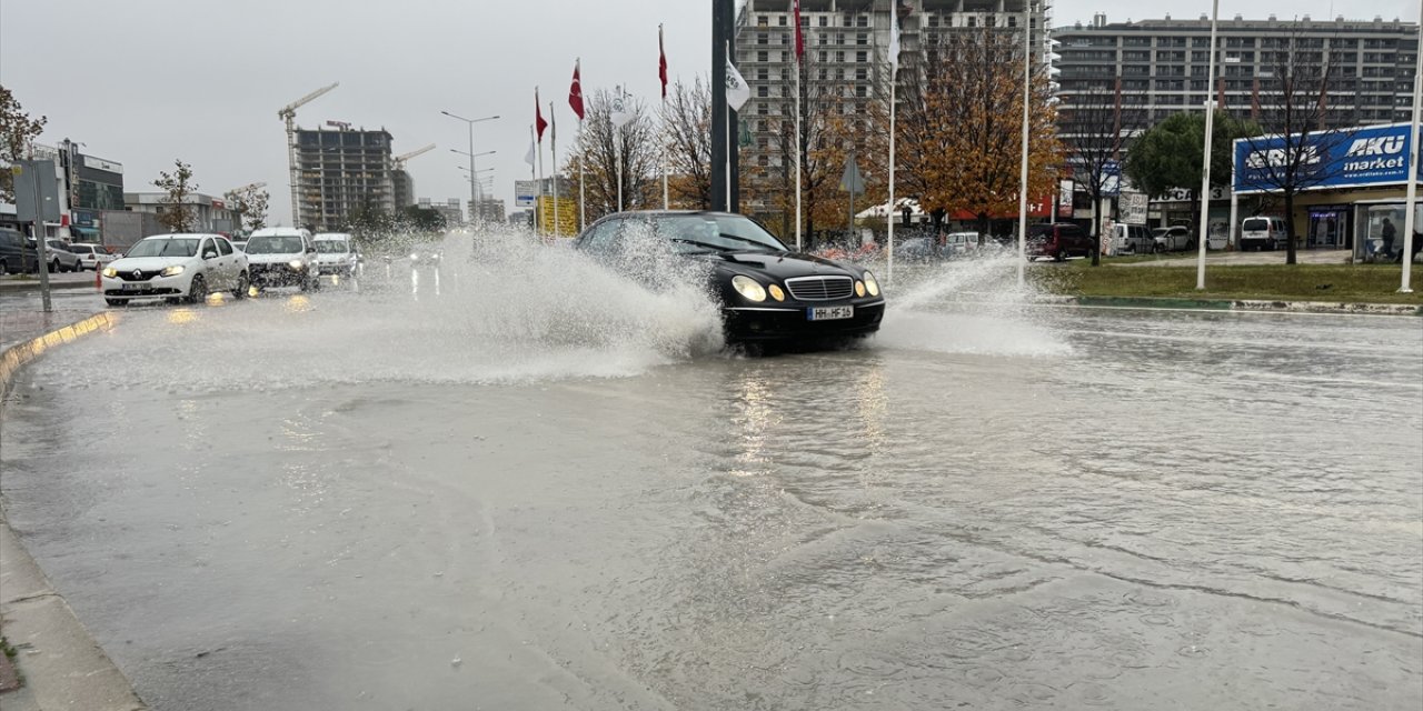 Bursa'da lodosun ardından şiddetli yağış etkili oluyor