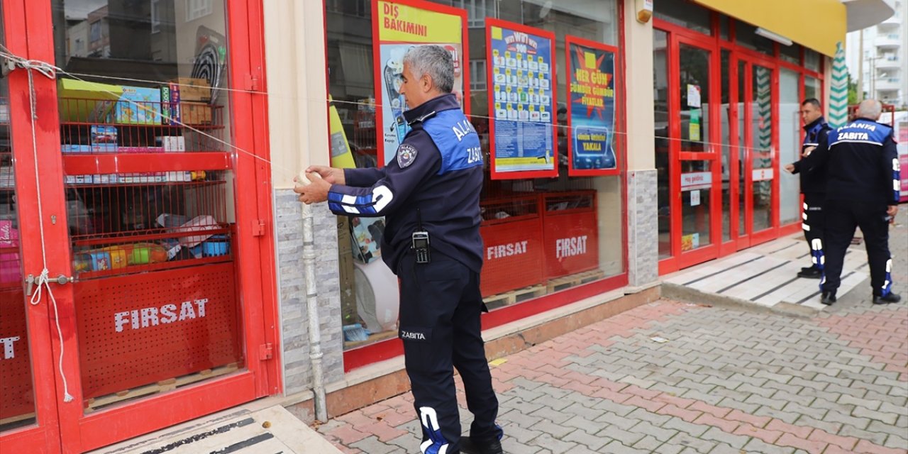 Alanya'da son kullanma tarihi geçmiş gıda satan zincir market şubesi mühürlendi