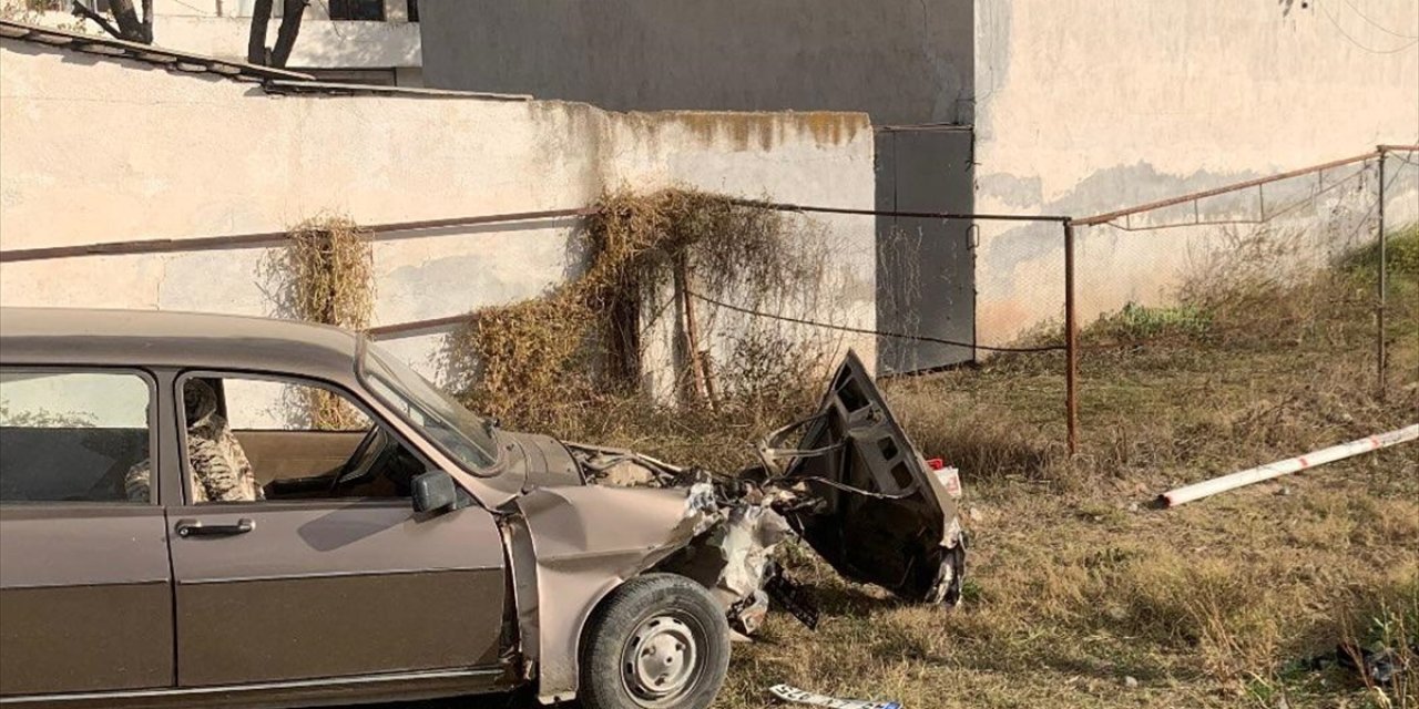 Manisa'da hemzemin geçitte trenin çarptığı otomobilin sürücüsü yaralandı