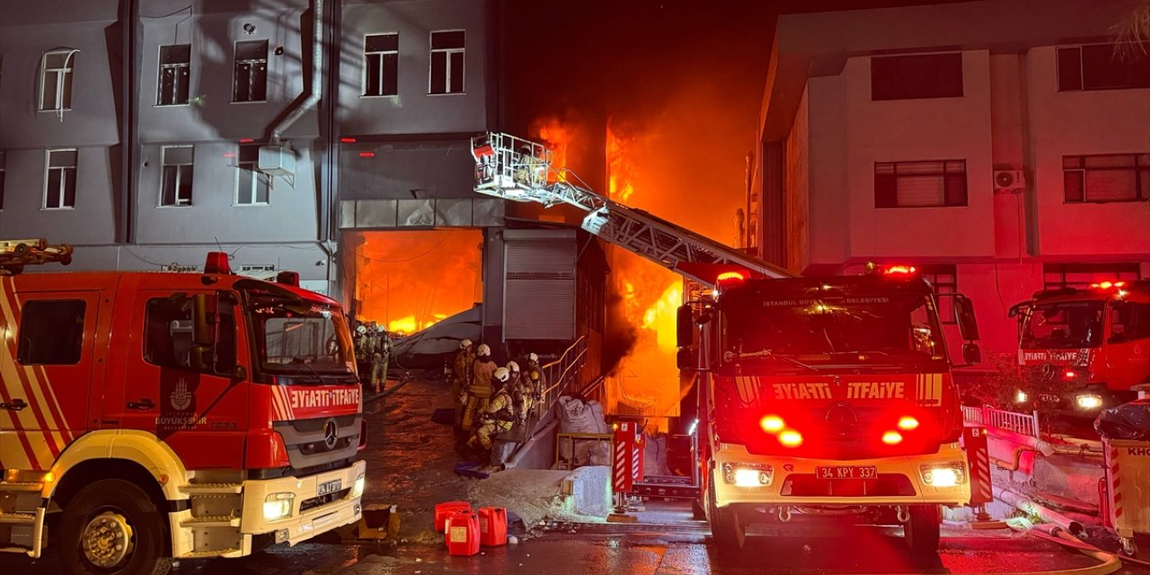 GÜNCELLEME 3 - Beylikdüzü'ndeki fabrika yangınına itfaiyenin müdahalesi sürüyor