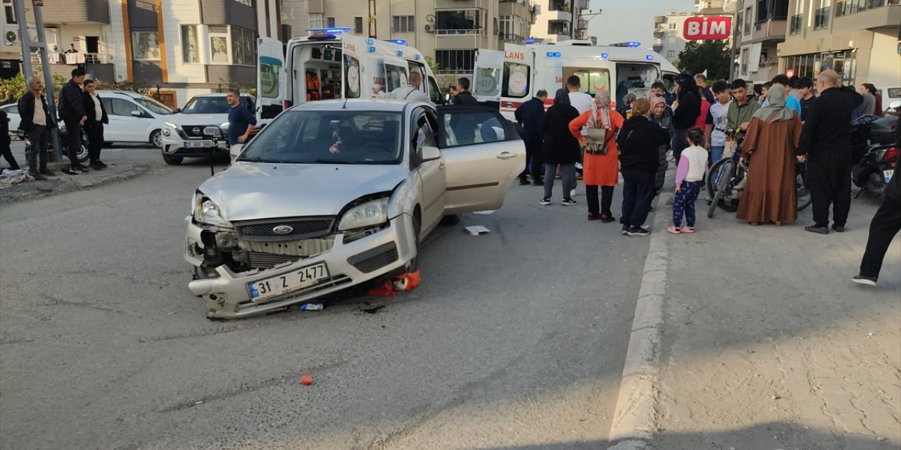 Hatay'da otomobilin çarptığı motosikletteki 3 kişi yaralandı