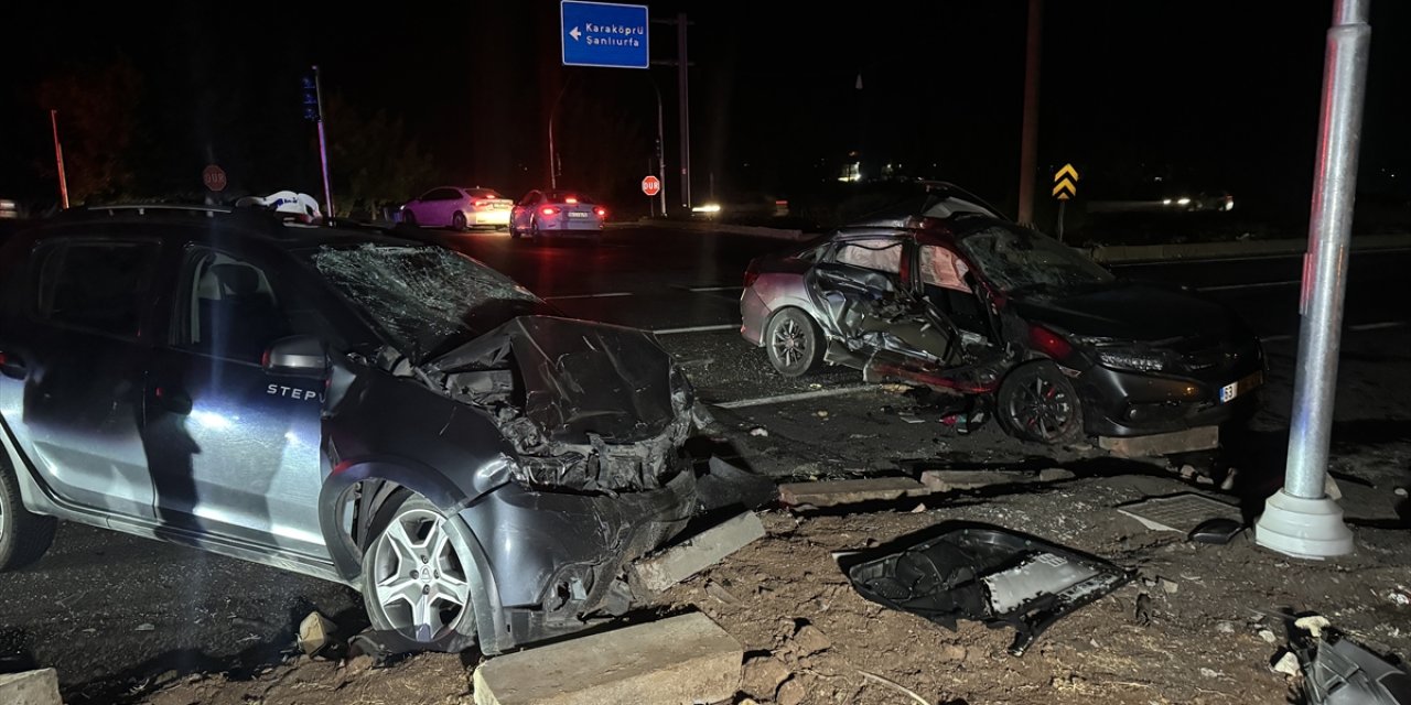 Şanlıurfa'da iki otomobilin çarpıştığı kazada 1 kişi öldü, 6 kişi yaralandı