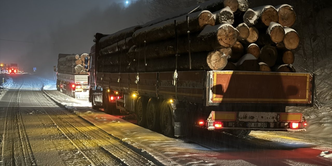 Ilgaz Dağı geçidinde kar yağışı nedeniyle yol ulaşıma kapandı