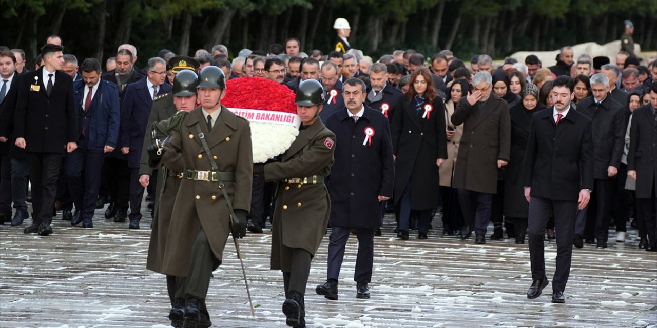 Milli Eğitim Bakanı Tekin, tüm illerden gelen öğretmenlerle Anıtkabir'i ziyaret etti