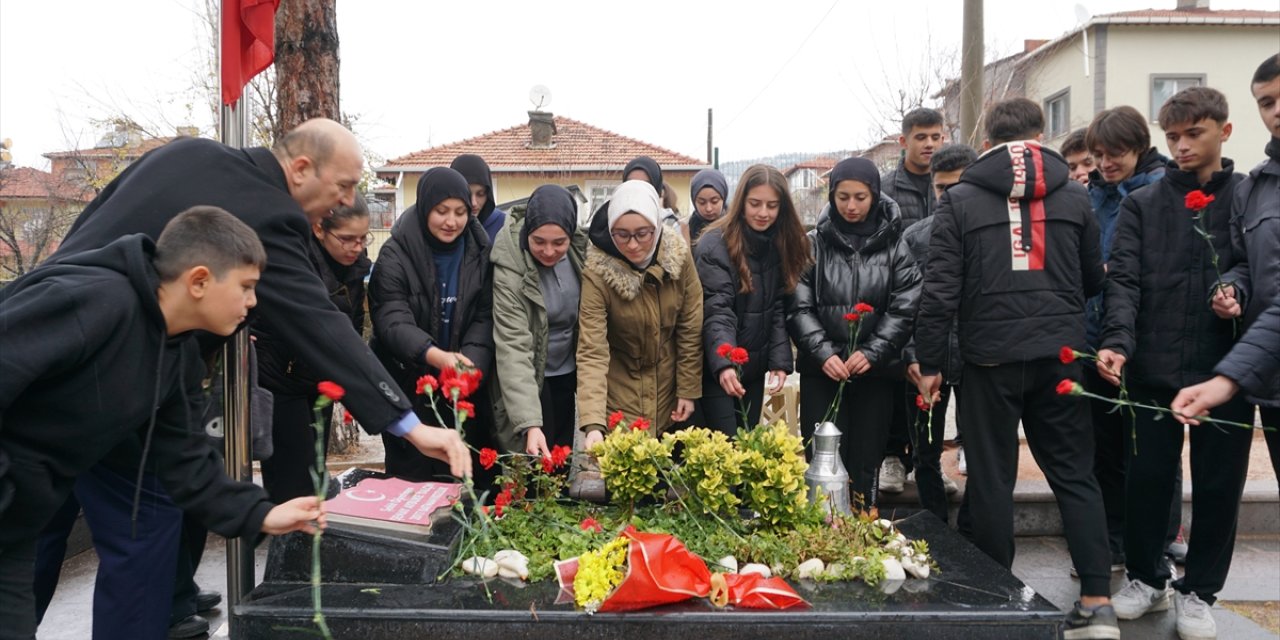 Şehit öğretmen Şenay Aybüke Yalçın Öğretmenler Günü'nde kabri başında anıldı