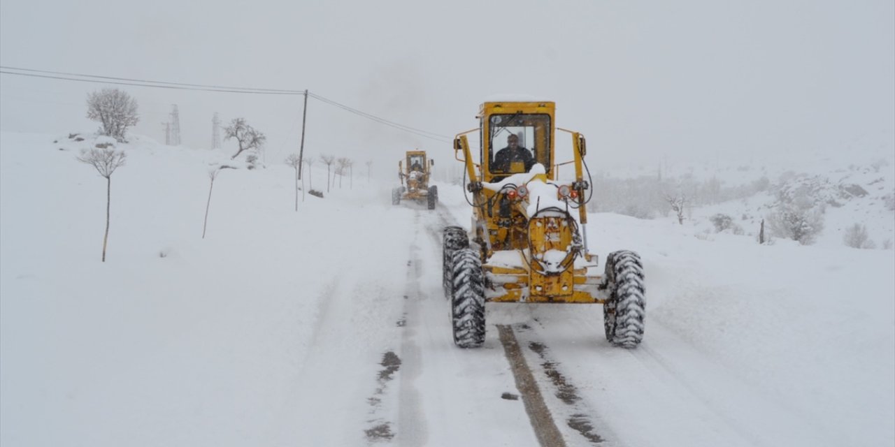 Niğde, Kayseri ve Kırşehir'de kar etkili oluyor