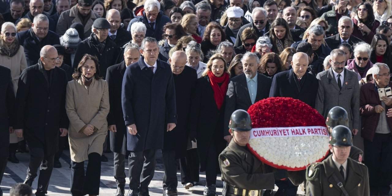 CHP Genel Başkanı Özel, Öğretmenler Günü dolayısıyla Anıtkabir'i ziyaret etti