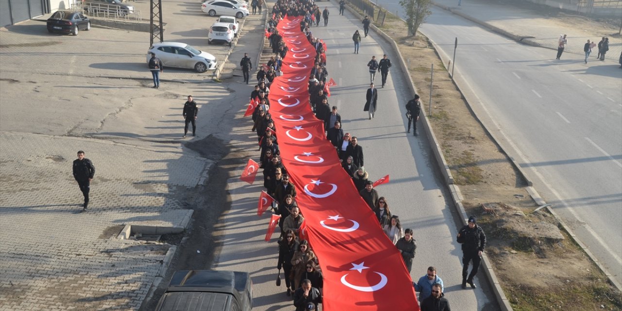 Hakkari'de öğretmenler, şehit meslektaşları için yürüdü