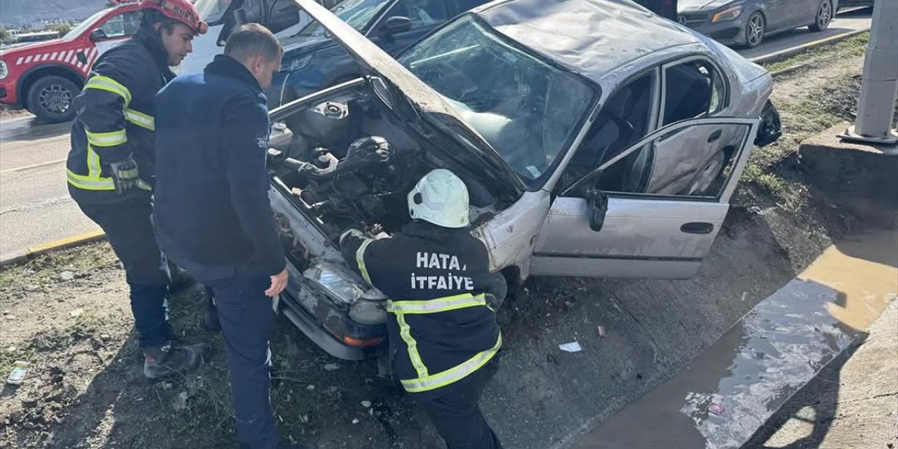 Hatay'da refüje çarpan otomobildeki 6 kişi yaralandı