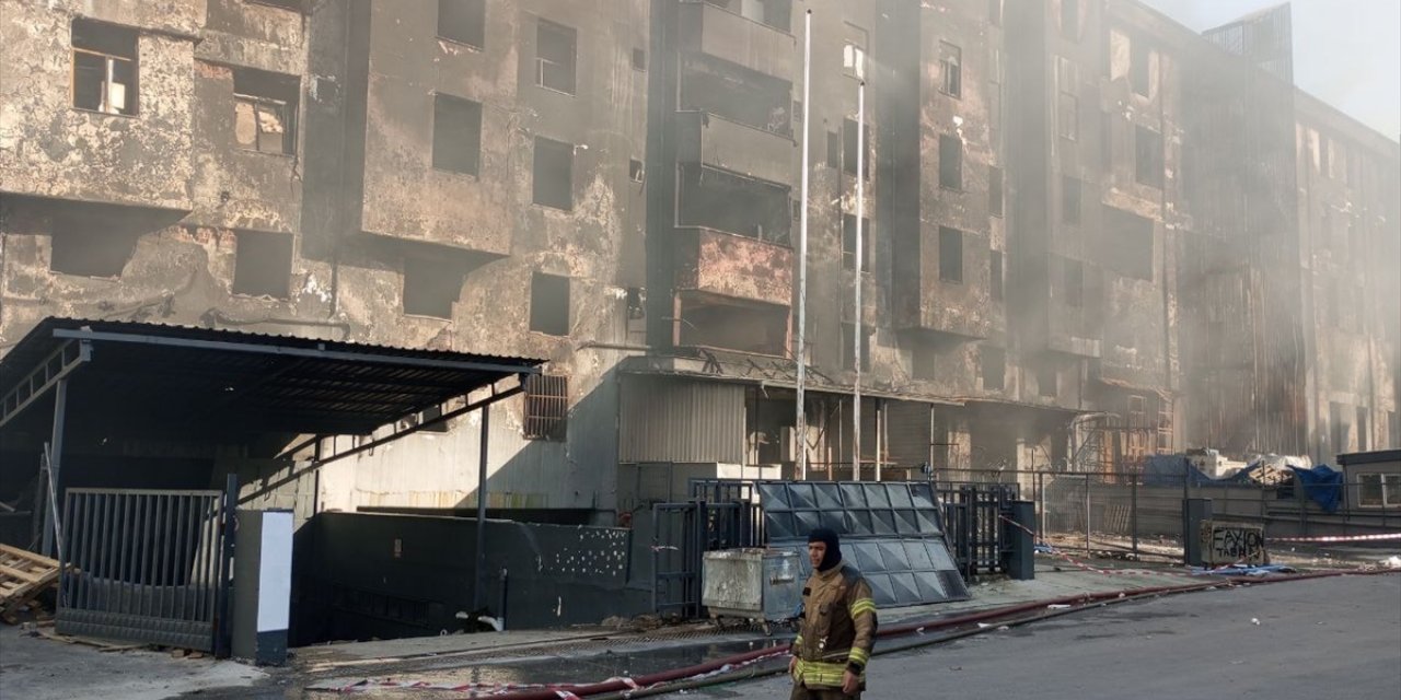 Beylikdüzü'nde çıkan fabrika yangını yaklaşık 36 saattir sürüyor