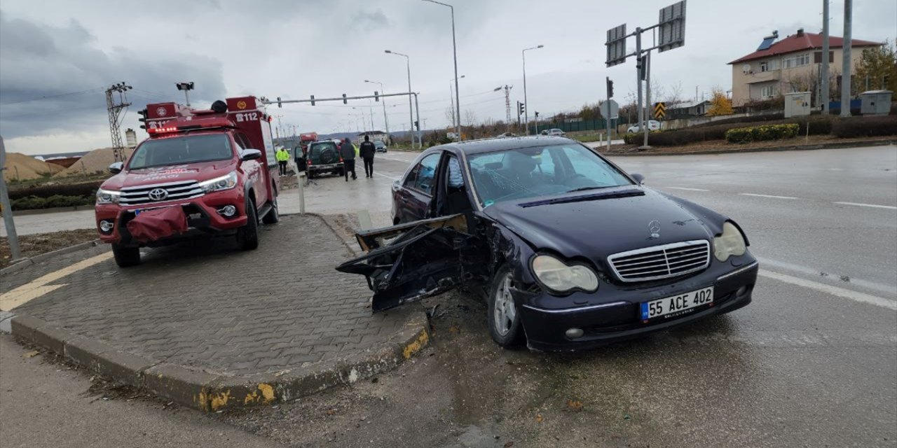 Amasya'da cip ile otomobilin çarpıştığı kazada 4 kişi yaralandı