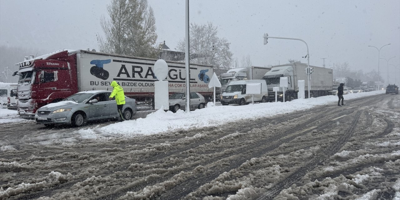 Kahramanmaraş-Kayseri kara yolu kar ve tipi nedeniyle ulaşıma kapandı