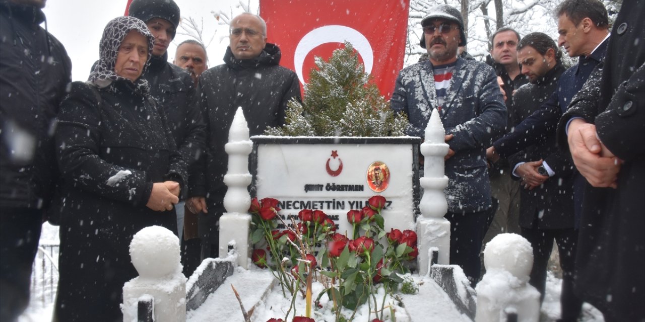 Şehit öğretmen Necmettin Yılmaz, Gümüşhane'de mezarı başında anıldı