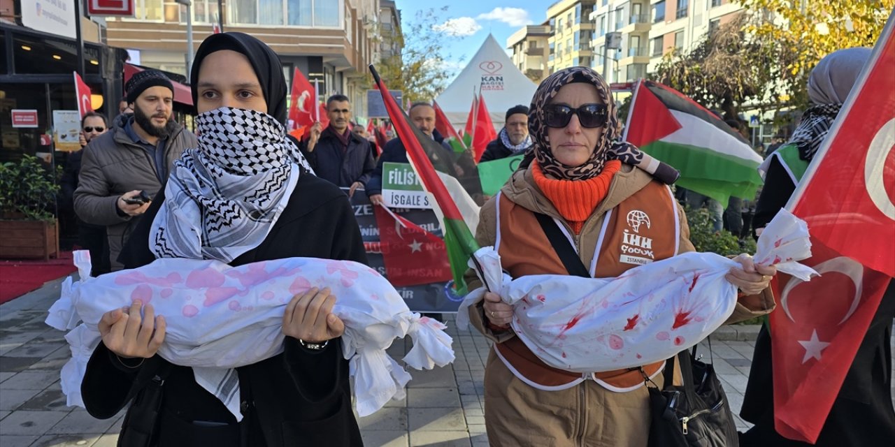 Gazze'de hayatını kaybeden öğretmen ve öğrenciler için Küçükçekmece'de yürüyüş düzenlendi