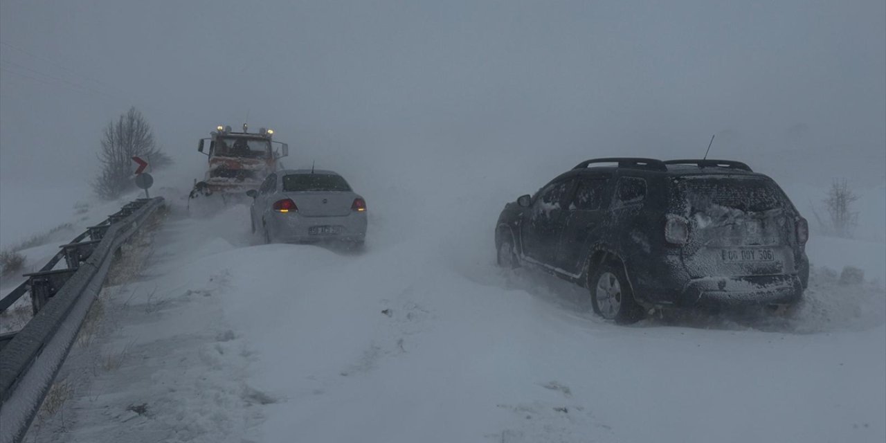 Kayseri-Sivas kara yolu yoğun kar nedeniyle ulaşıma kapandı